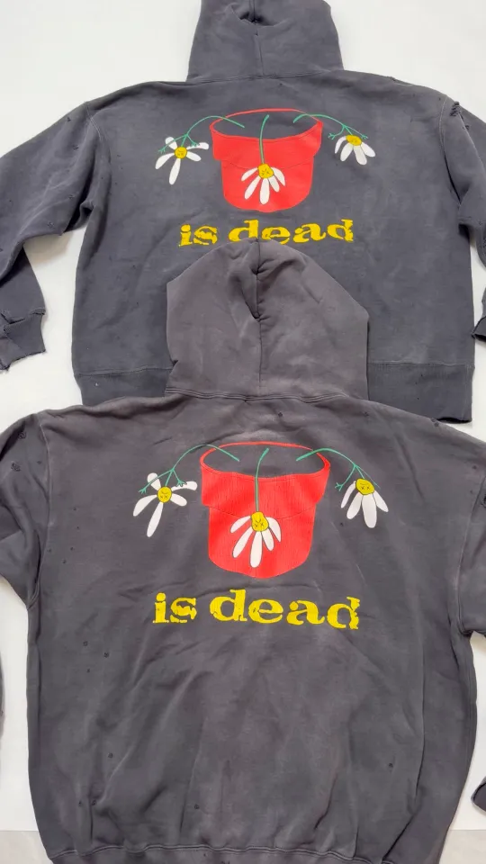 SAINT Mxxxxxx × DE LA SOUL DLS_HOODIE/DE LA SOUL/BLK DE LA SOUL co-branded potted plant destruction hoodie, washed black S-XL, a very important hoodie this season. It embodies the brand philosophy through the humorous potted plant and slogan design. In addition, through a large number of hand-made fraying, cutting and other damage processing, as well as heavy washing and oxidative fading treatment, a perfect Vintage effect is created. Original mold opening Customized co-branded main mark and wash water mark, correct version
